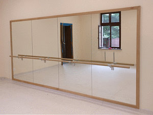 Système de miroirs avec barre de danse